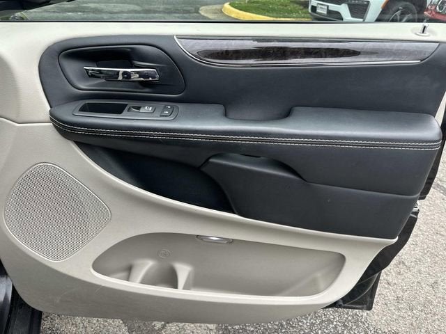 2016 Chrysler Town & Country Touring
