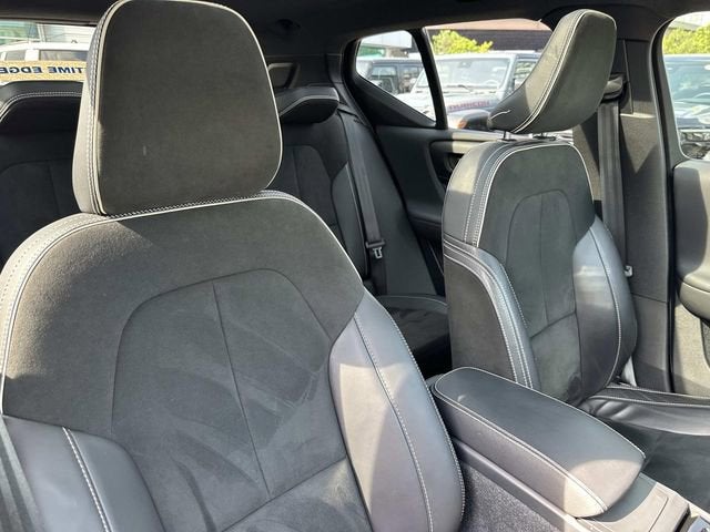 2022 Volvo XC40 T5 R-Design