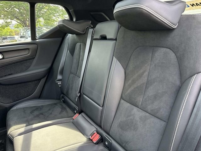 2022 Volvo XC40 T5 R-Design