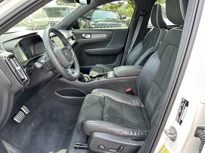 2022 Volvo XC40 T5 R-Design