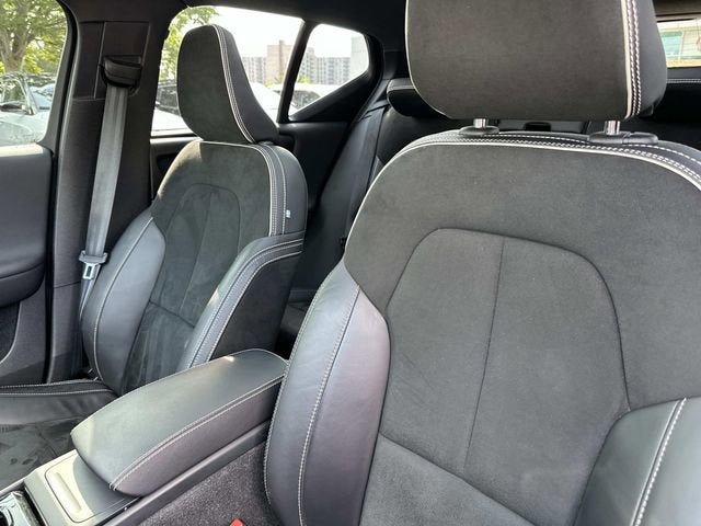 2022 Volvo XC40 T5 R-Design