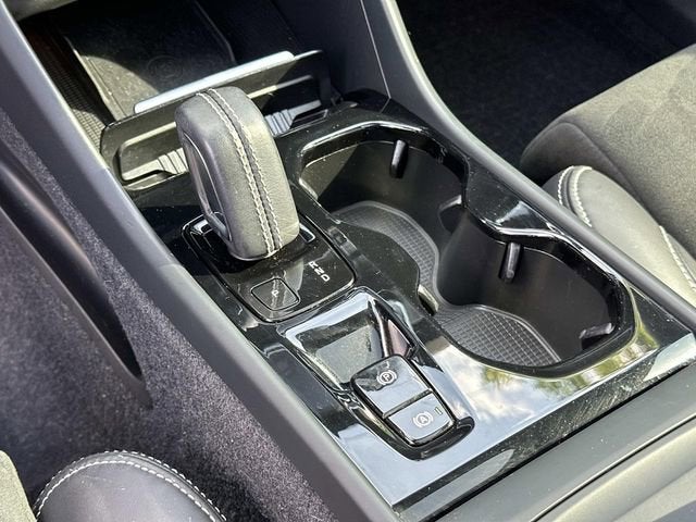 2022 Volvo XC40 T5 R-Design