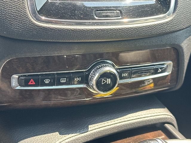 2017 Volvo XC90 T6 Momentum