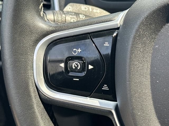 2017 Volvo XC90 T6 Momentum