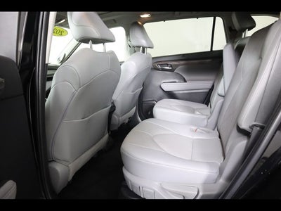 2022 Toyota Highlander Hybrid Platinum