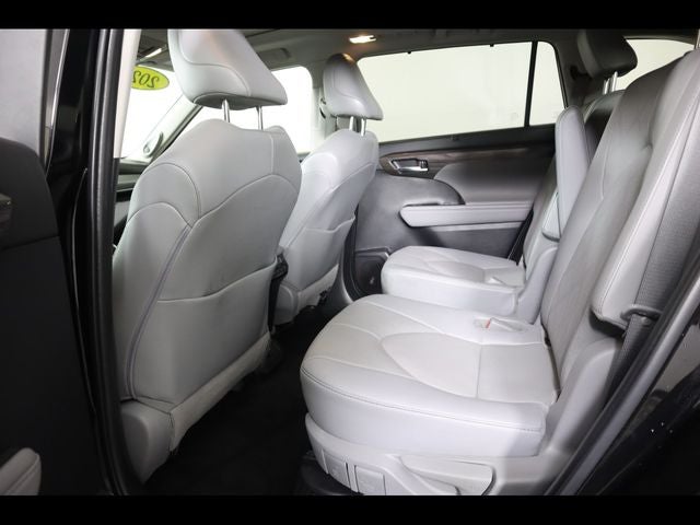 2022 Toyota Highlander Hybrid Platinum