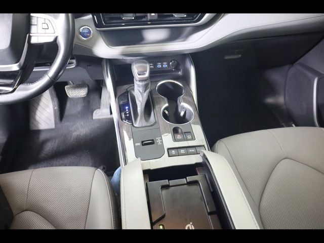 2022 Toyota Highlander Hybrid Platinum