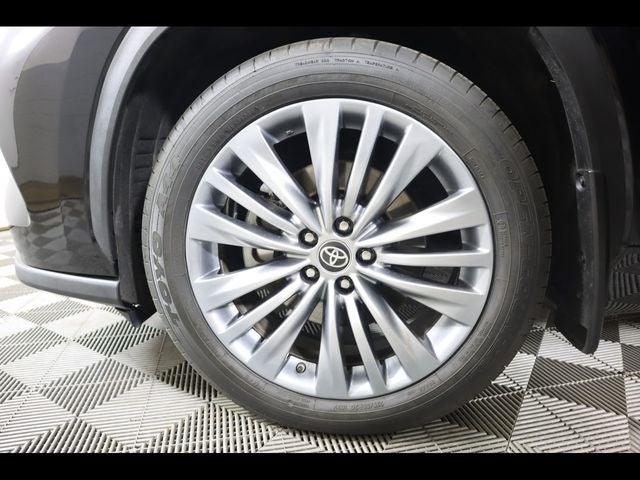 2022 Toyota Highlander Hybrid Platinum
