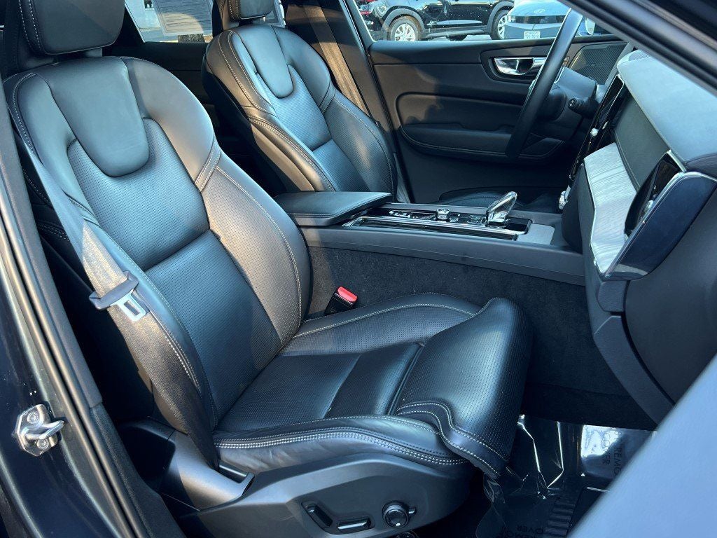 2022 Volvo XC60 B6 Inscription