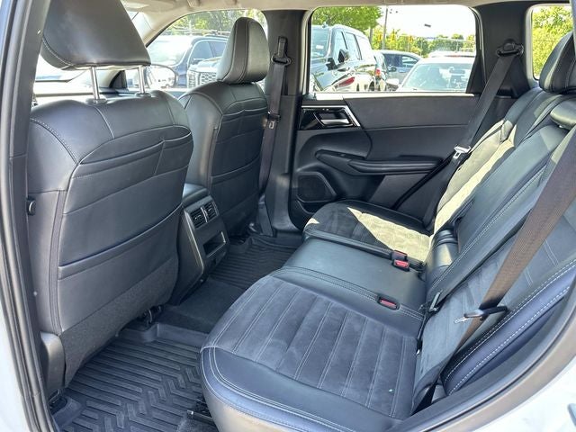 2024 Mitsubishi Outlander Base