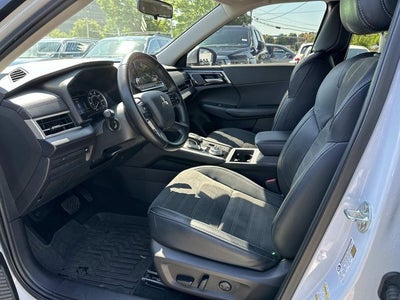 2024 Mitsubishi Outlander Base