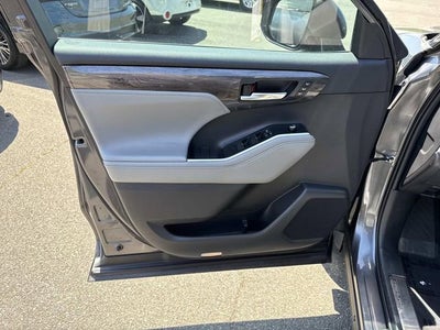 2022 Toyota Highlander Platinum